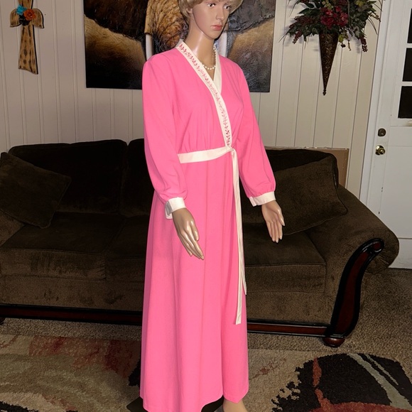 Vintage • 1970’s • Pink/ White • Size Medium • Robe • Floral • Embroidery - Picture 9 of 16